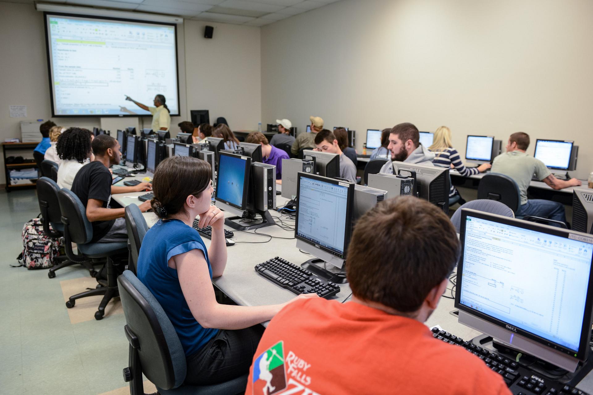 Compute classroom full of students