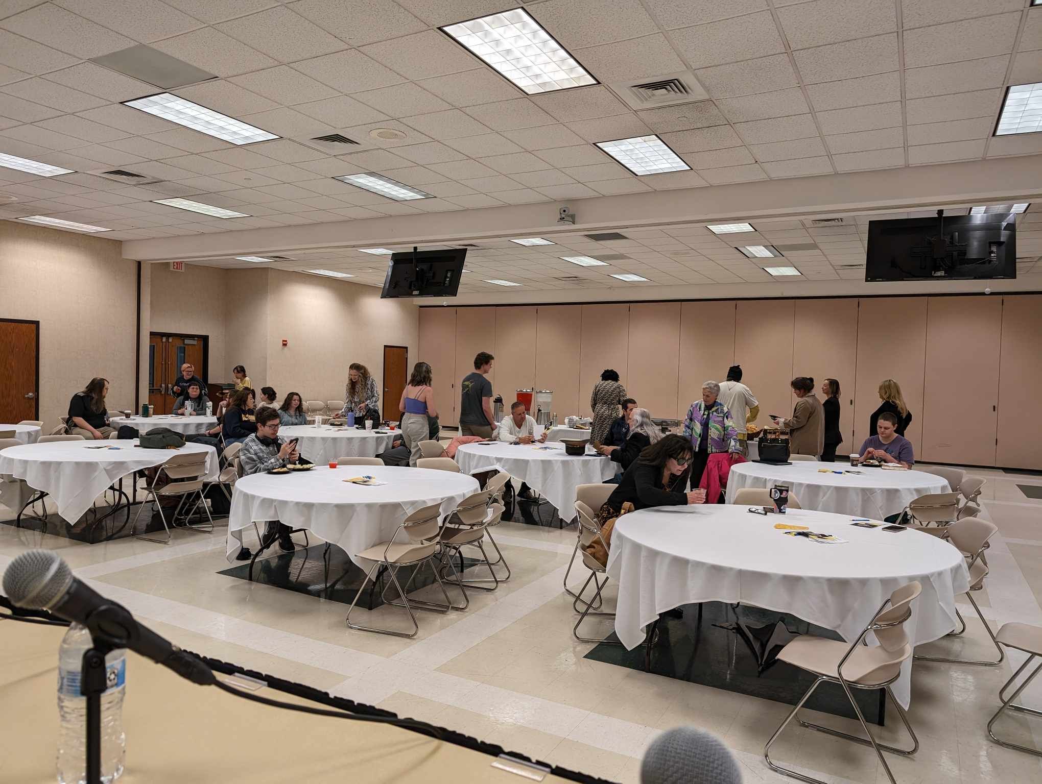 Image of Image of attendees at Crossing Lines interdisciplinary conversation