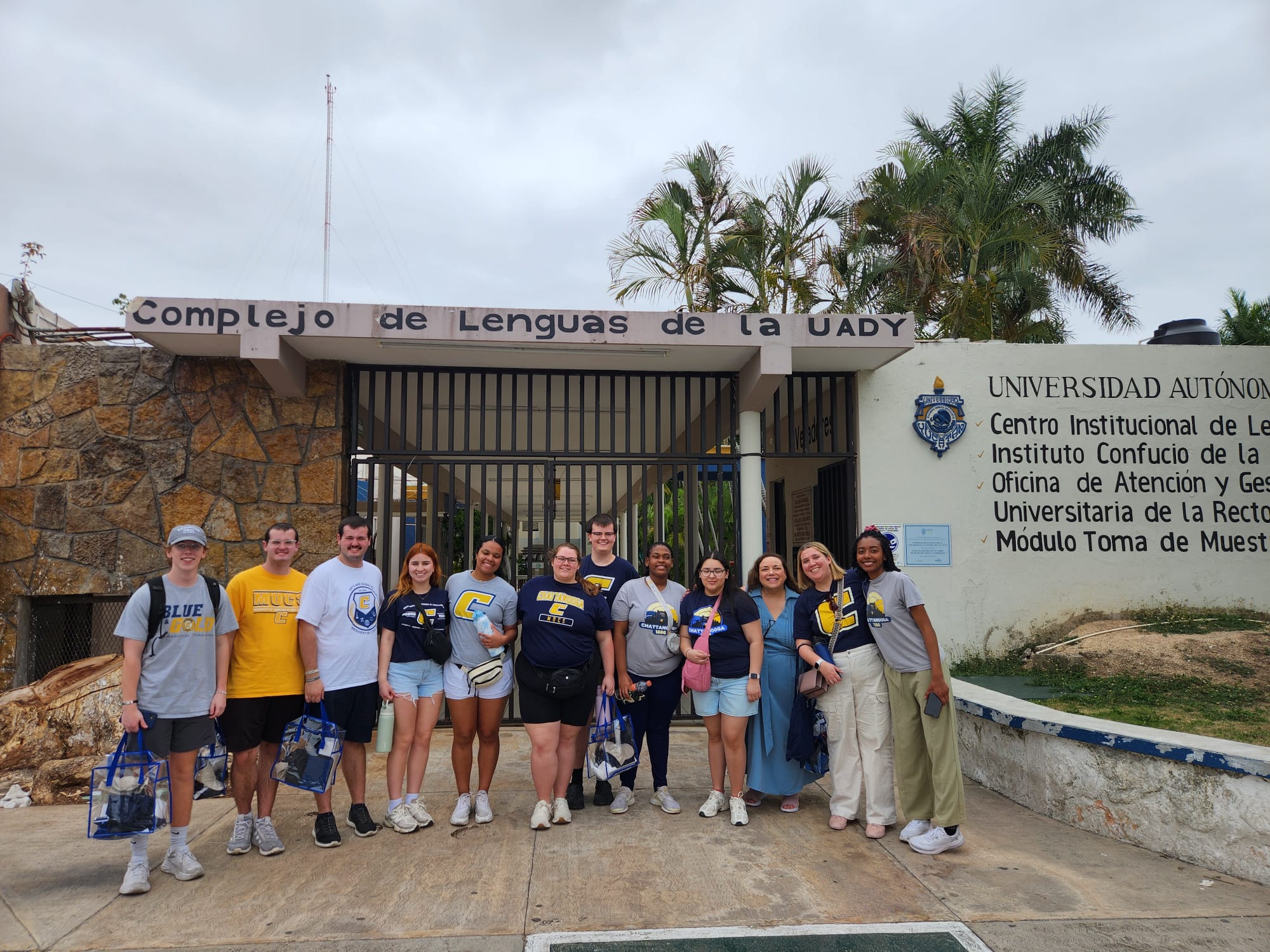 Students posing in front of the Complejo de Lenguas de la UADY in Mexico