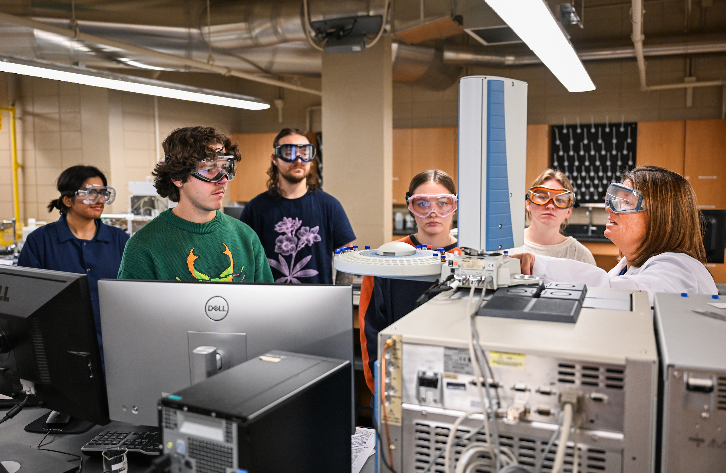Students work Monday, Oct. 20, 2025 in Gretchen Potts’ Instrumental Analysis lab in Holt Hall.