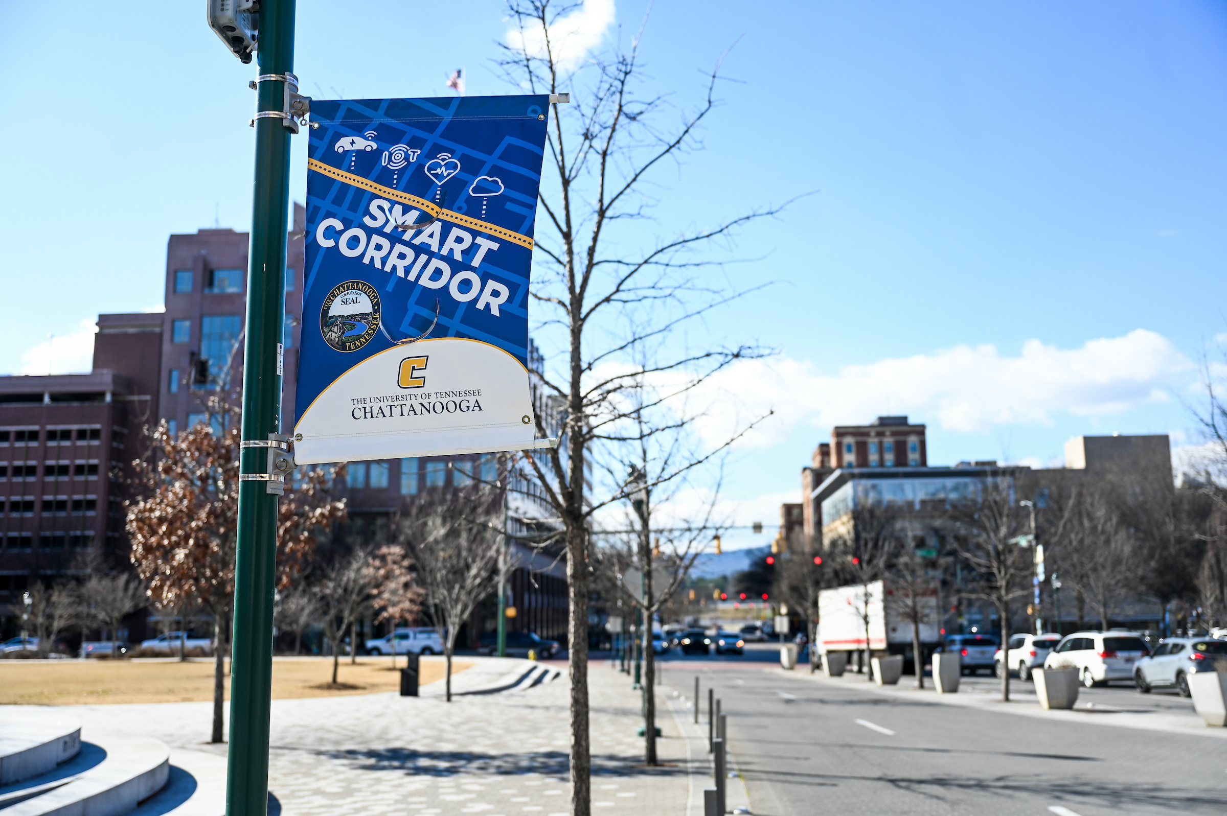 A sign on a lamp post in Chattanooga that reads "Smart Corridor".