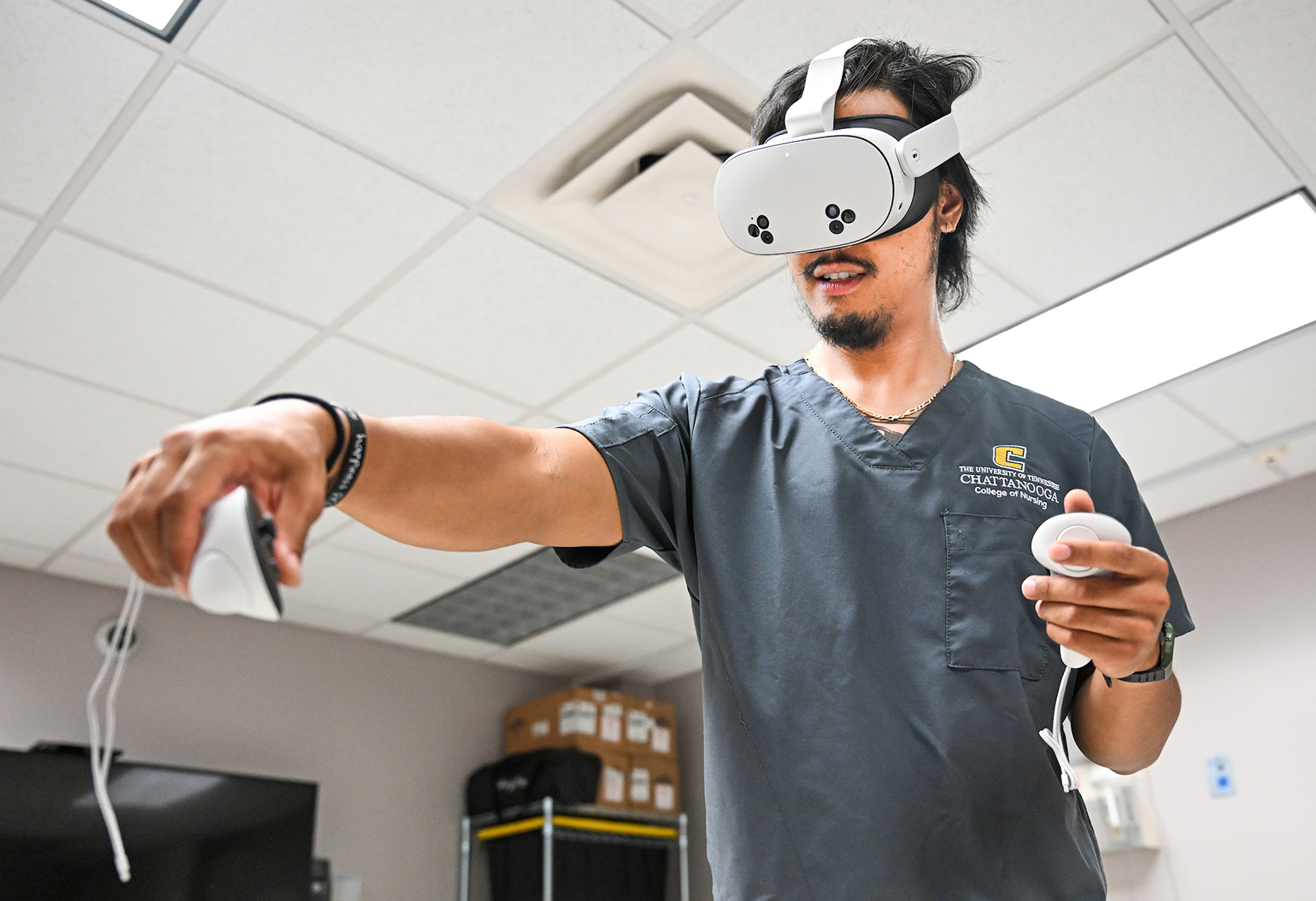 ABSN student Marvin Garagan participates in VR simulation