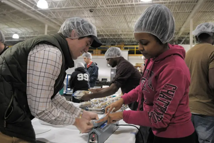 students volunteering