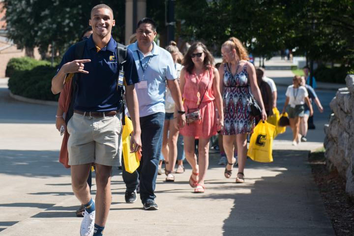Orientation'18 People walking during summer orientation'18