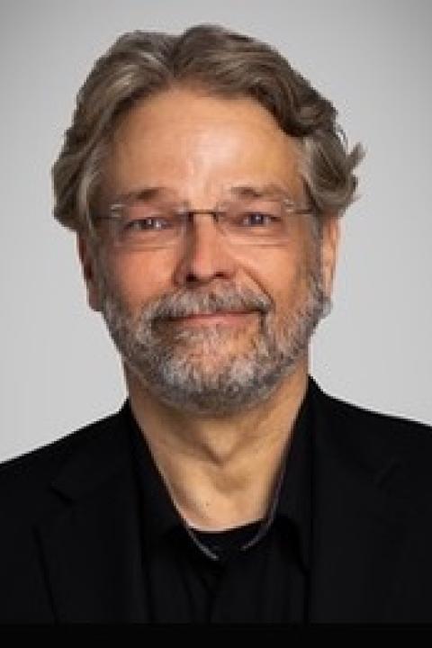 Headshot of conductor, Steve Davis.