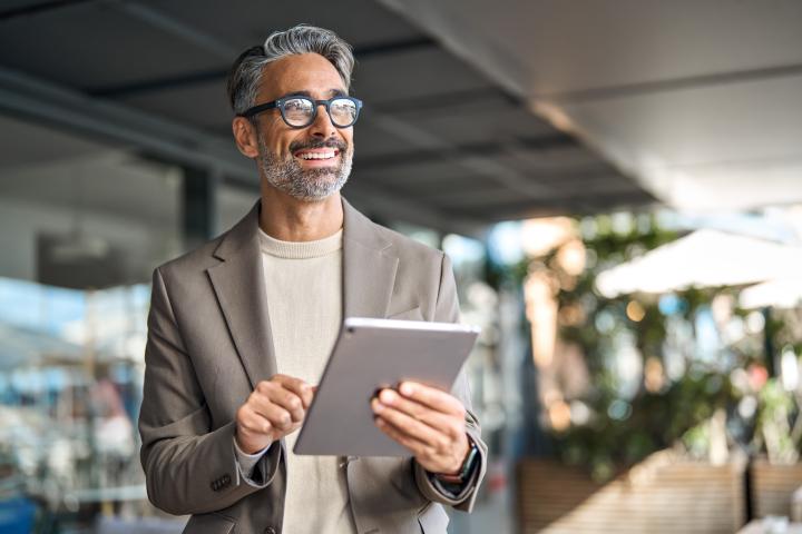 Latino Business owner learns digital strategies with technology