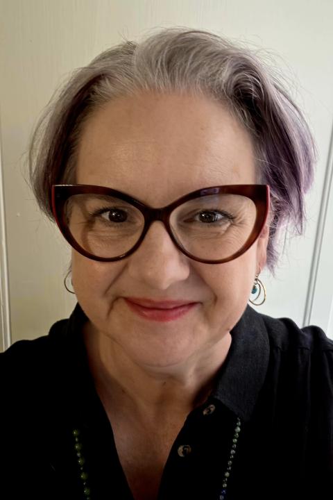 woman with cat eye glasses, short bob hair