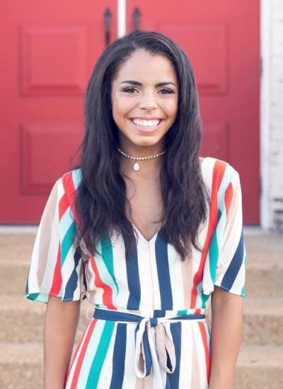 Jolie Mayes Headshot