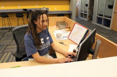 Mocs Grow 1 Student using a computer