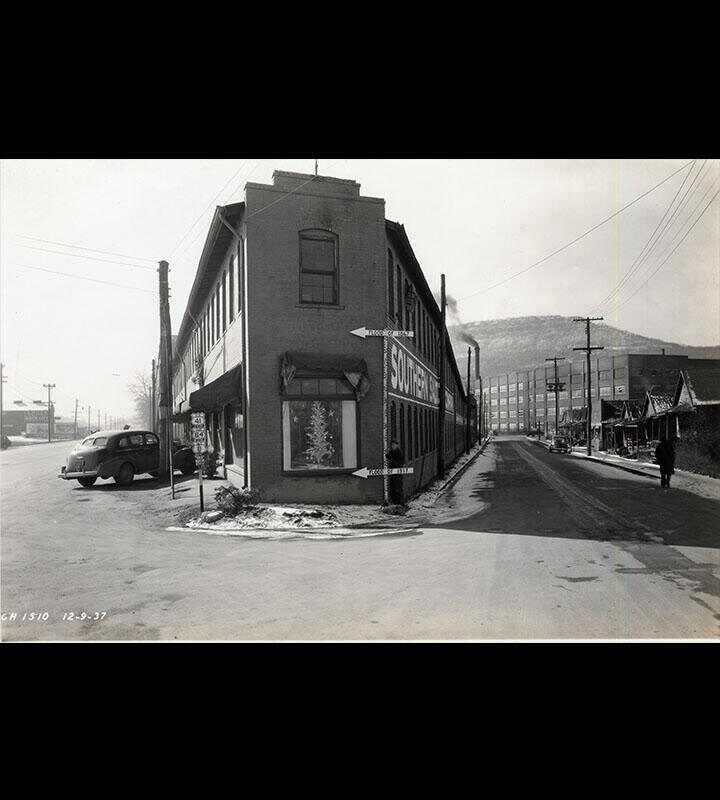 Photograph of South Broad Street and St. Elmo Avenue in Chattanooga, Tennessee. Dated December 9, 1937, 21 years after Ed Johnson walked these streets.