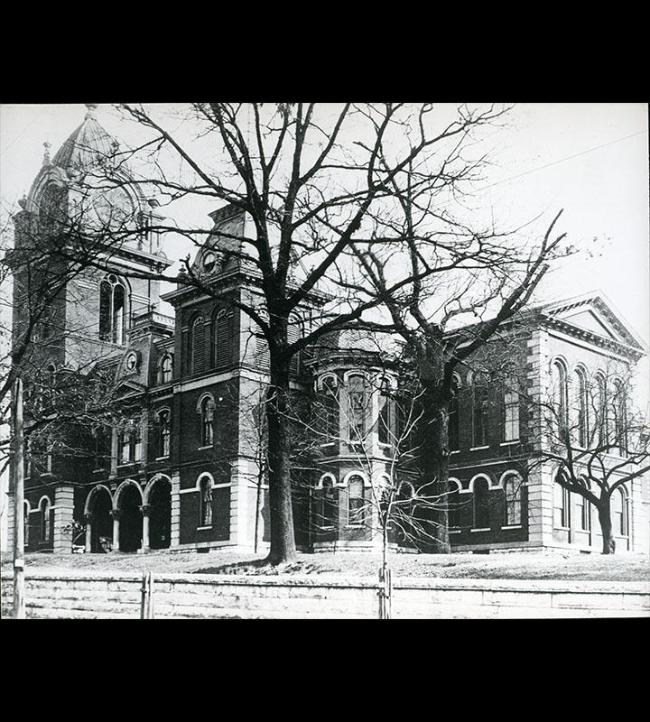 Photograph of the court house in Chattanooga, Tennessee, dated circa 1800s.