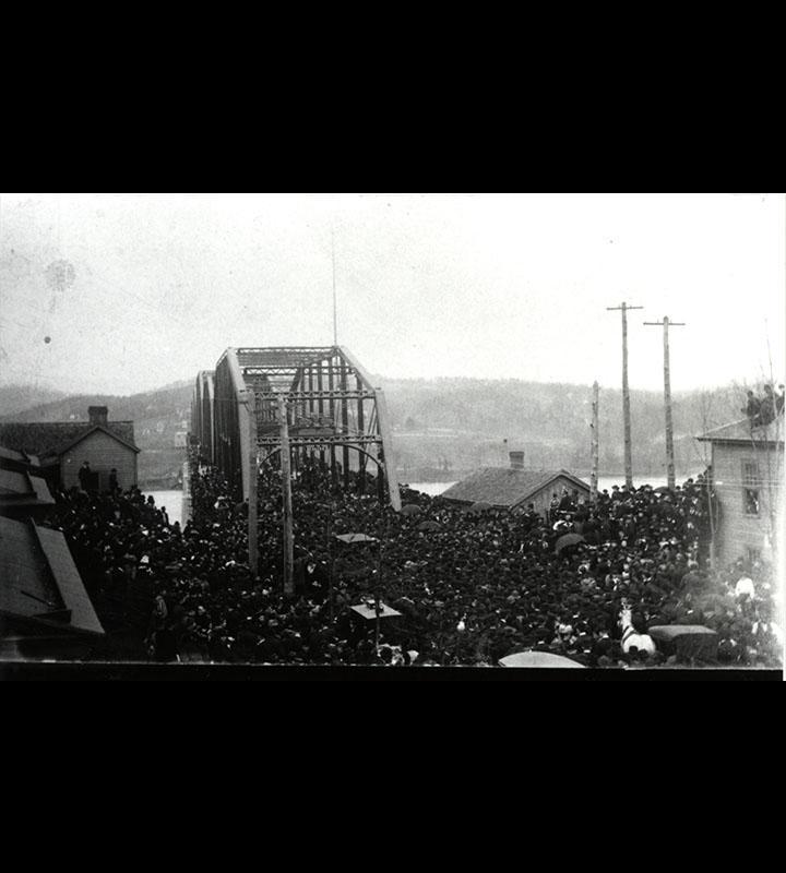 Photograph of the February 18, 1891 dedication of the Walnut Street Bridge in Chattanooga, Tennessee.