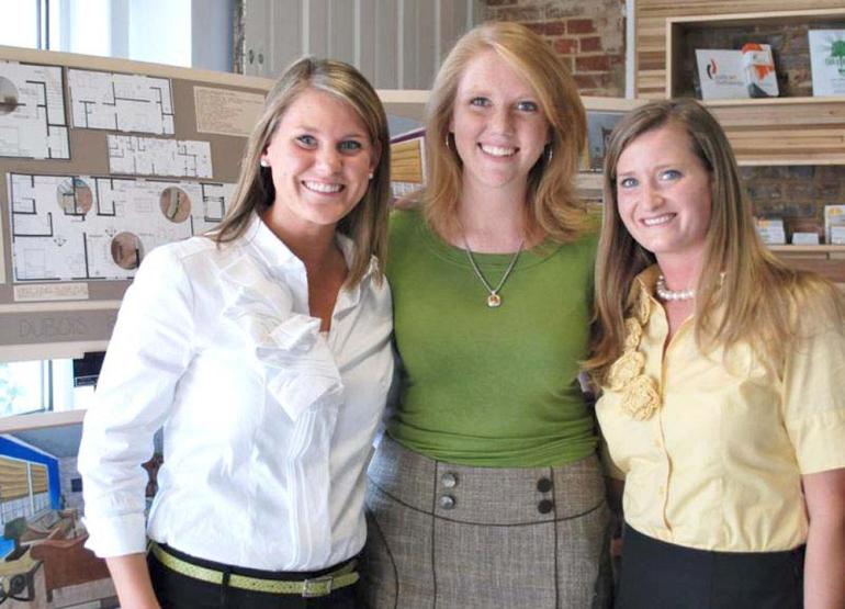 3 female students group photo
