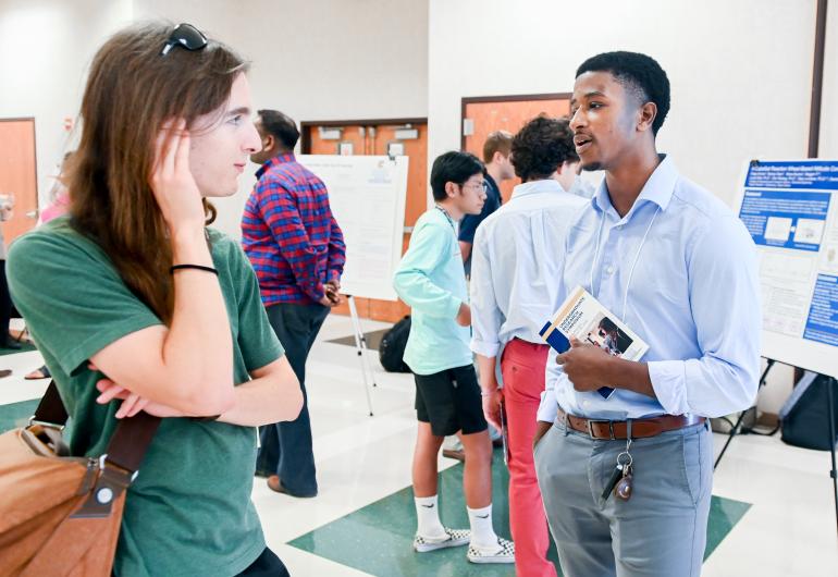 2 students discussing research at Summer Scholars Program