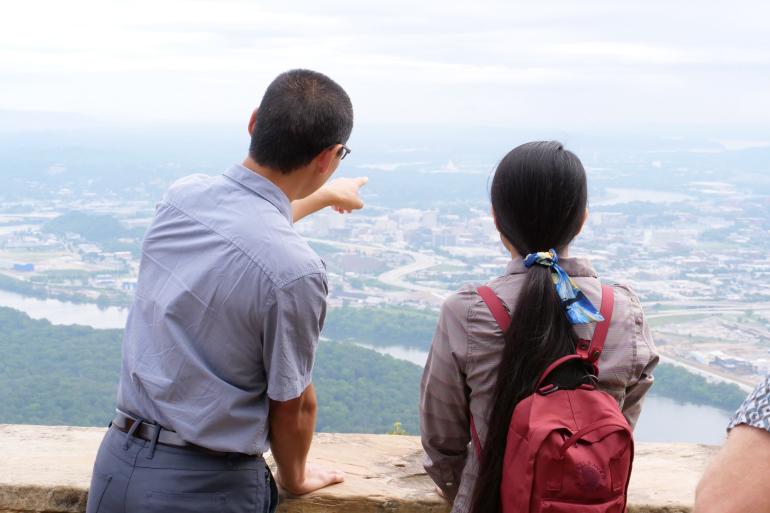 faculty pointing to Chattanooga