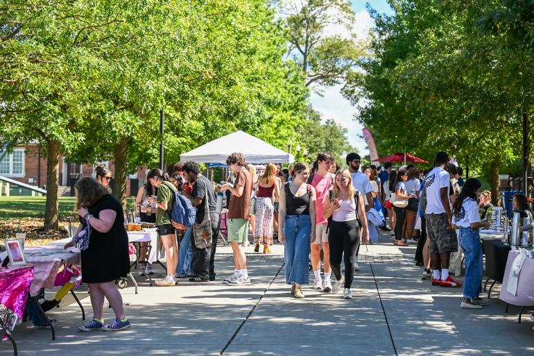 students shopping from student entrepreneurs
