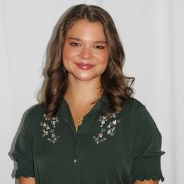 Kate Graphos Headshot