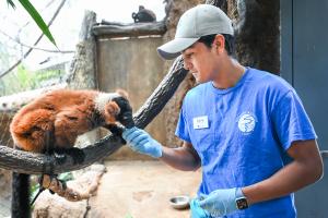 Experiential Learning internship at the aquarium Male student feeding an animal at the aquarium