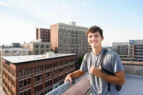 UTC Honors students standing in front of the Chattanooga city skyline